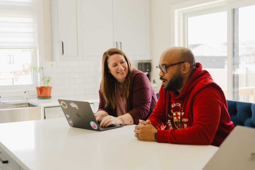 Jennifer and Marlon chatting
